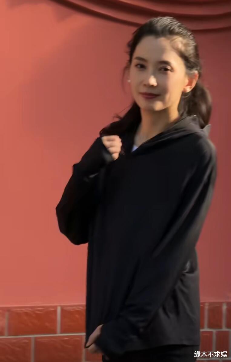 森林北官宣恋情后拿下首个代言!新视频风格大变,被指撞脸章子怡!