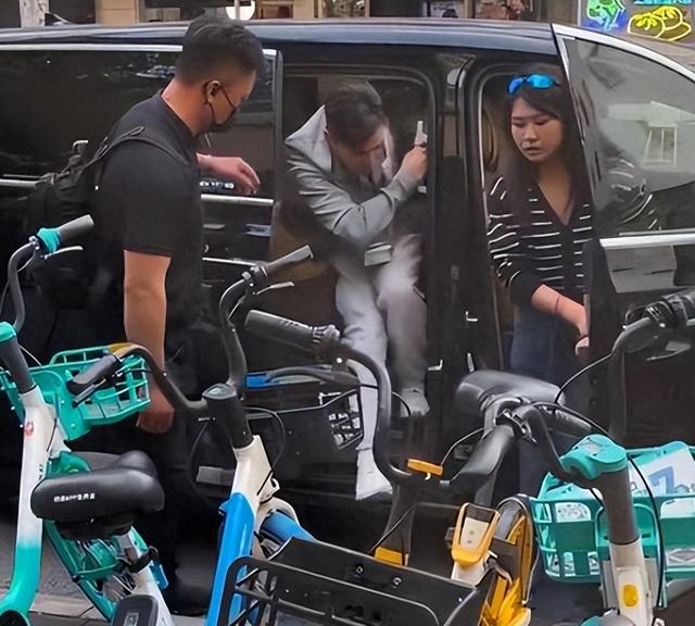 胡歌跟老婆黄曦宁一起逛街,温馨买早餐,夫妻好恩爱!