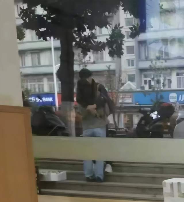 郑同学高调官宣与胡教授恋爱：两人是真爱，对其称呼太肉麻