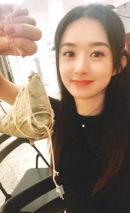 笑不活了!赵丽颖端午营业照惊艳全网,网友:这就是盛世美颜吗?