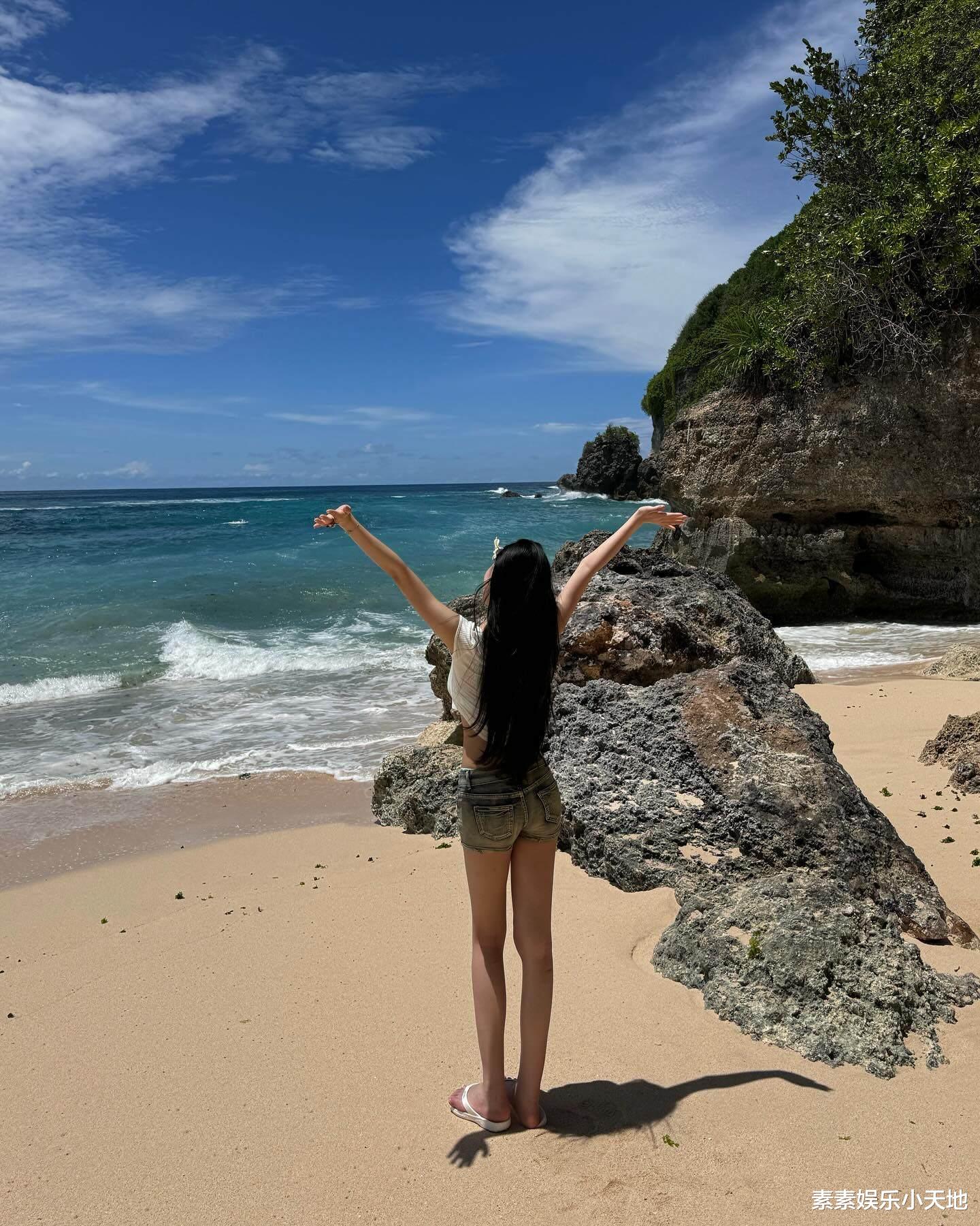 小S二女儿真实身材曝光，没修图的腿获得好评，和普通女孩没区别