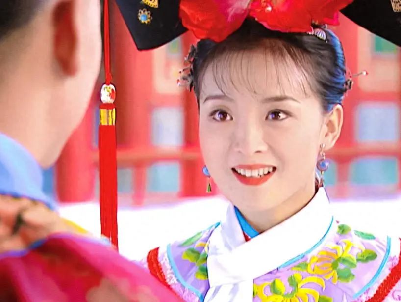 50岁王艳有多豪横：穿黄色连衣裙吃荔枝，自家拍照故宫是背景板