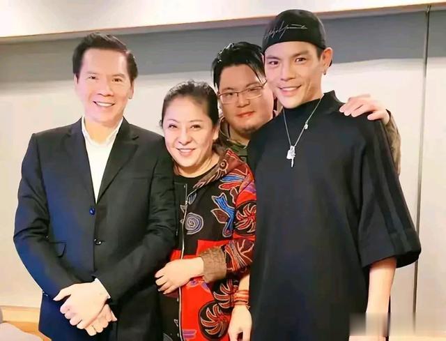 向佐还是向佑,向左还是向右,娱乐圈里面的人情世故