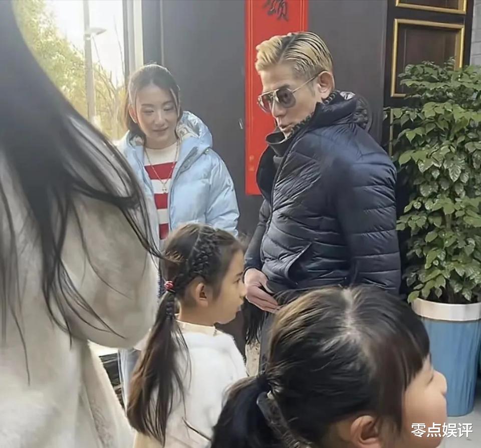 郭富城陪方媛回安徽，俩闺女汉服抢镜，民宿玩闹超有爱