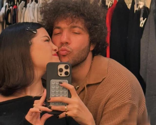 赛琳娜和霉霉不愧是好姐妹,两人都不约而同的长得越来越像男友了