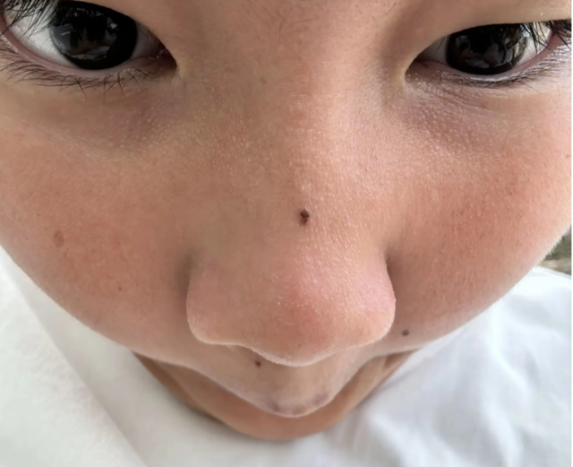 沙溢一家在泰国过年，49岁胡可长斑严重，两个胖儿子调皮又帅气！