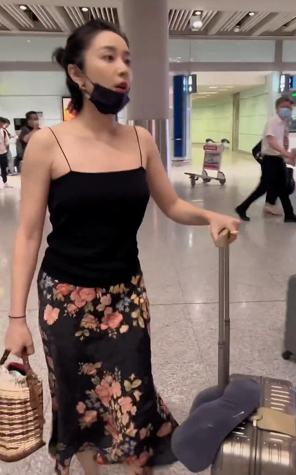 狂飙里她是大嫂，独挡一方，现实中，一手推车一手提包方显女强人