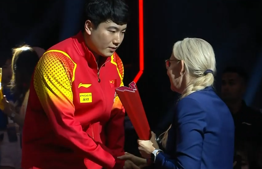 王楚钦、王曼昱享受婚礼般颁奖,但都吓到变色,嘉宾安排得罪人