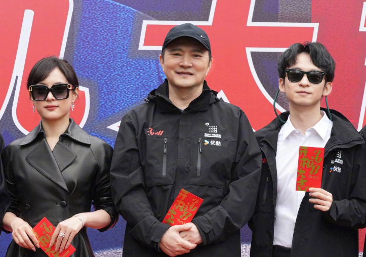 上海这一天，被“穿黑丝”的孙俪惊艳，凶相变福相，甩打针脸几条街