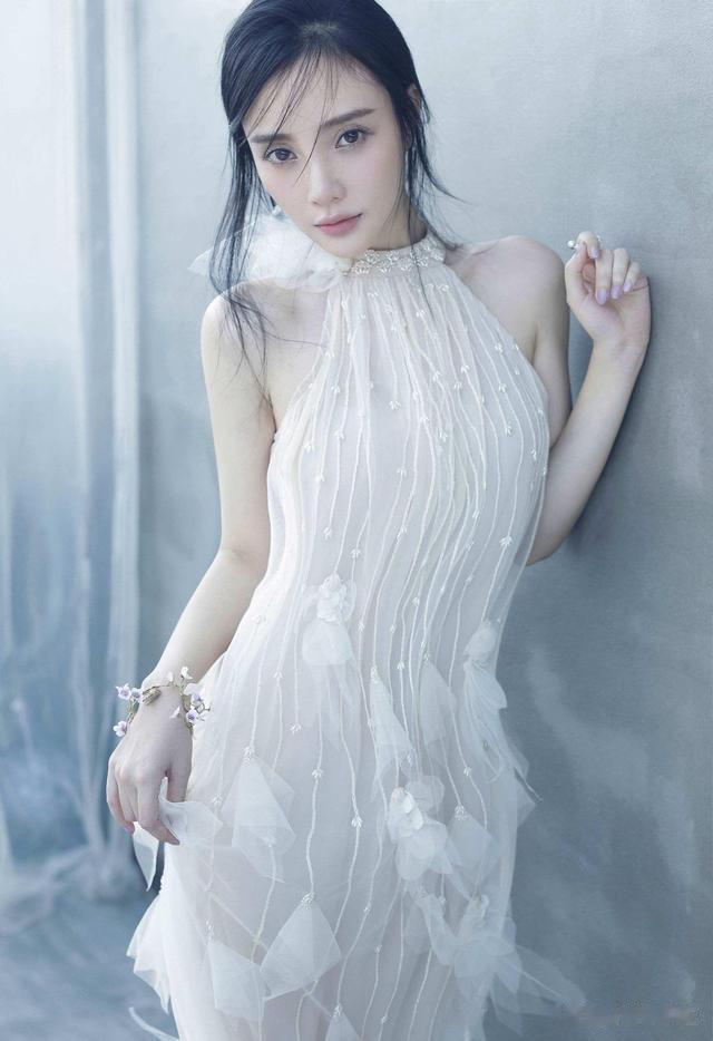 42岁李小璐山顶拍摄被偶遇,个子好矮像1米5,浓妆艳抹愁眉苦脸