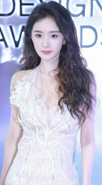 17岁杨幂被49岁成龙搂在怀里，举止亲密，网友：整没整容一目了然