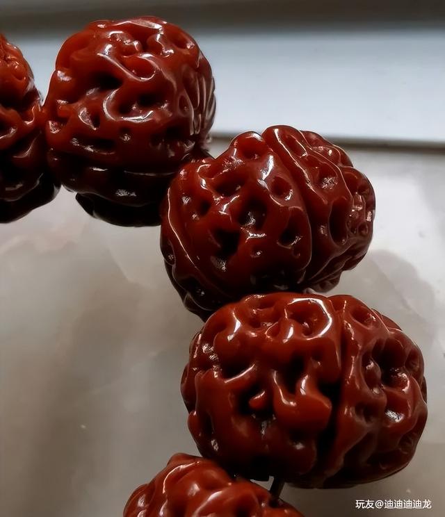 他这条金刚不盘只挂脖，不但没色差，还如此惊艳，怎么办到的？