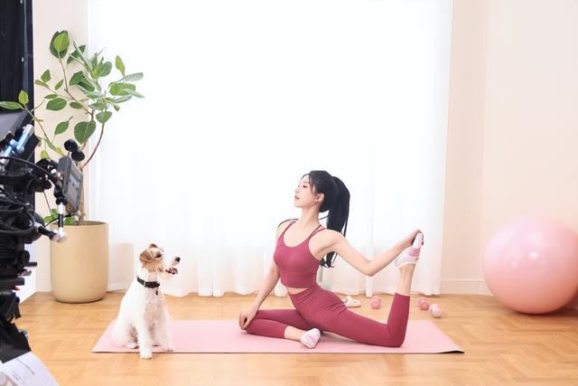 赵露思甜美变女神,瘦身成功后,穿瑜伽裤大方展示好身材