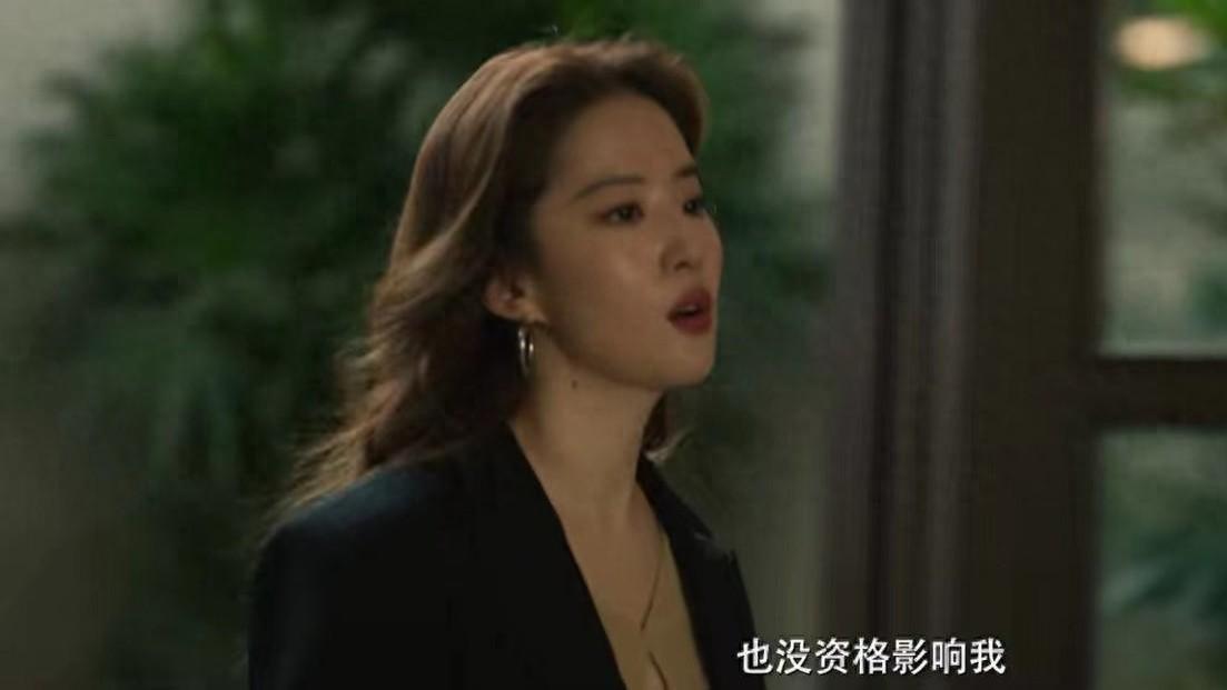 36岁刘亦菲拍吻戏太欲了，被1米92彭冠英抱着亲，这谁能顶得住