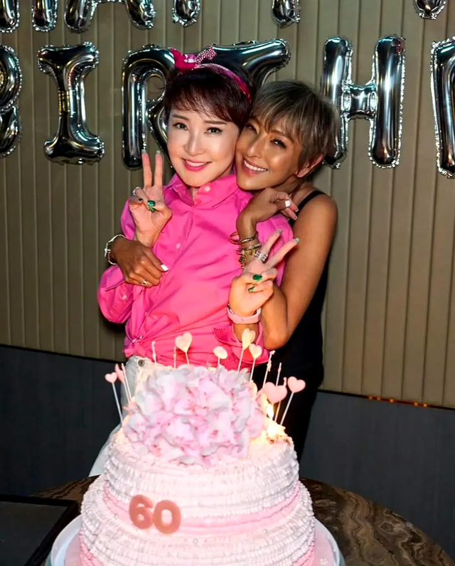 唐鹤德搂梁朝伟,窦靖童狄波拉同席,邱淑贞很美,梁家辉妻子露脸