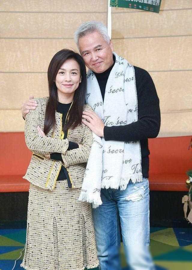 将“老公熬成爹”的5位女星,明明年龄差不多,看着却像两代人