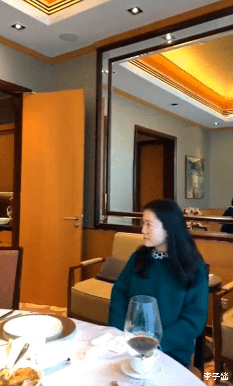 102岁杨振宁与刘洋聚餐，说话和听力超好，妻子翁帆穿绿毛衣抢镜