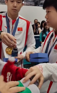 莎头两人的甜蜜互动,莎莎把小象抢走了,大头委屈巴巴地说:谢谢