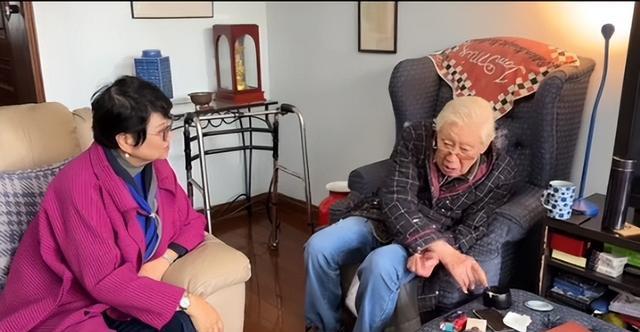 88岁焦晃现状:行动不便靠助行器行走,与小30岁妻子住无电梯顶层