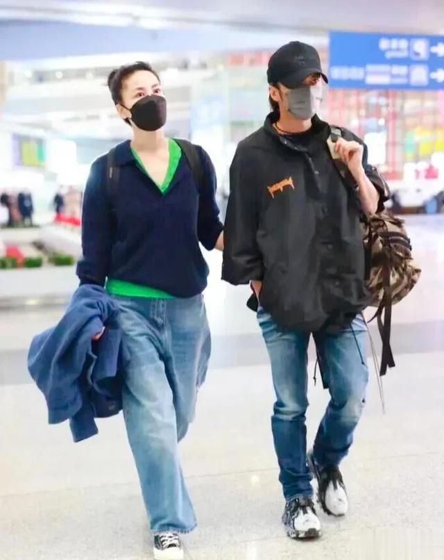 王菲谢霆锋狗粮撒到了北京机场,谢霆锋手搭在王菲腿上,好甜蜜!