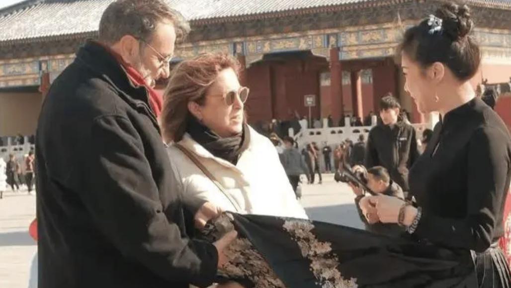 TVB前女星内地穿马面裙！竟被外国人掀到半腰！网友大赞身材好