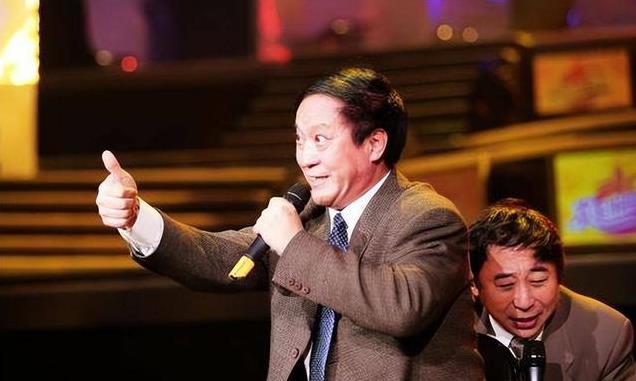 他与冯巩搭台10年，当了5年县长，如今75岁却妻离子散、穷困潦倒