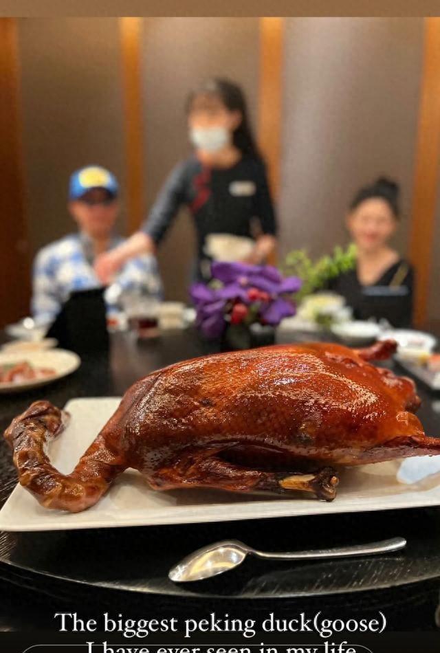 大S和具俊晔穿情侣装去聚餐，被扒出一件衣服穿十年，目前很缺钱