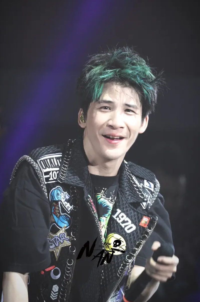 新年又一大瓜,顶流歌星美国俩娃,大的已有十几岁