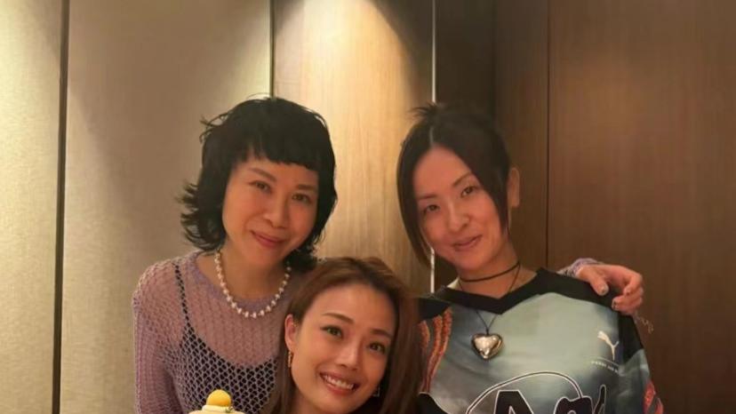 徐濠萦晒聚餐照，与容祖儿合照好开心，术后状态不错