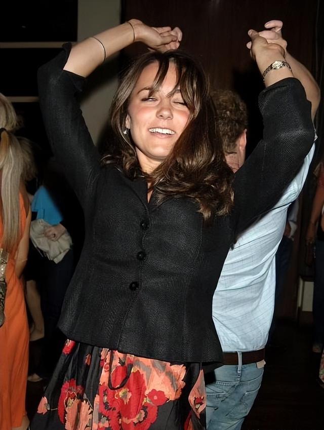 凯特和威廉王子早年私人度假照被曝光！王妃24岁时很“放飞”