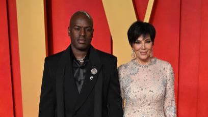 卡戴珊妈妈和黑人小男友闪耀奥斯卡！钻石裙好美，金姐肯豆都来了