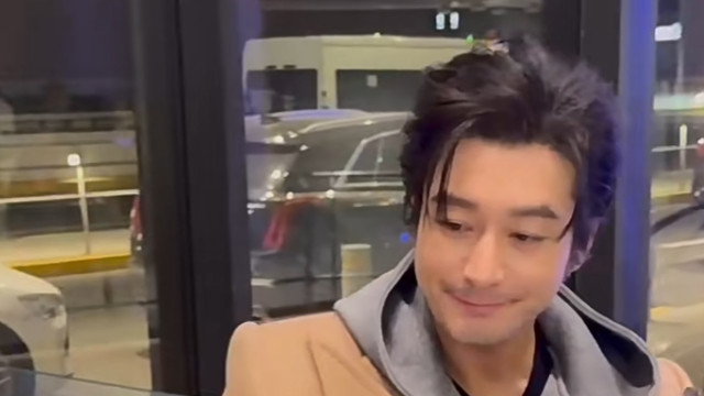 黄晓明上海露面人气凋零，穿厚底鞋大衣开线，曝其离婚愧对baby！