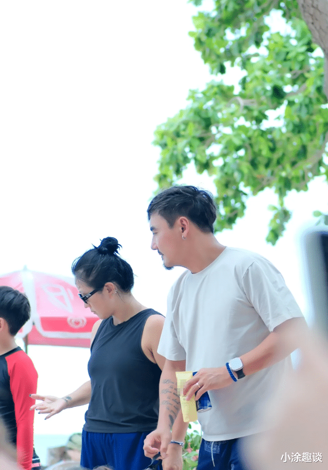 何洁携一家五口畅游泰国,38 岁现满头白发引关注,两女儿颜值身材差异明显