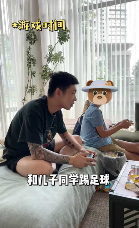 老舅宝石父亲节晒一家大合照,妻子酷似张柏芝,10岁儿子卷发帅气