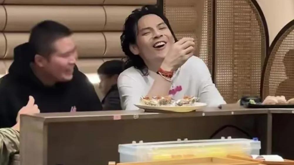 40岁向佐现身“苍蝇小馆”，私下打扮正常超接地气，大口炫饭毫无明星架子！