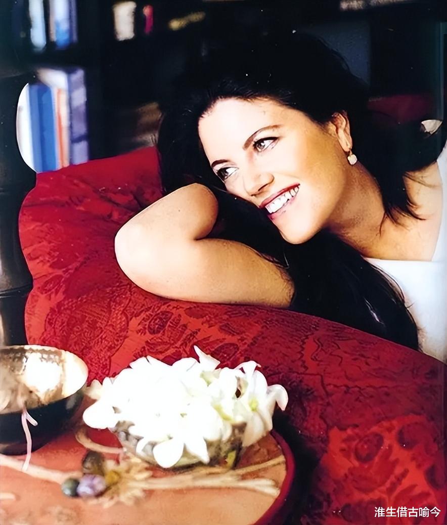 50岁莱温斯基罕见露面，又美又瘦真迷人，活成拉链门丑闻中的赢家