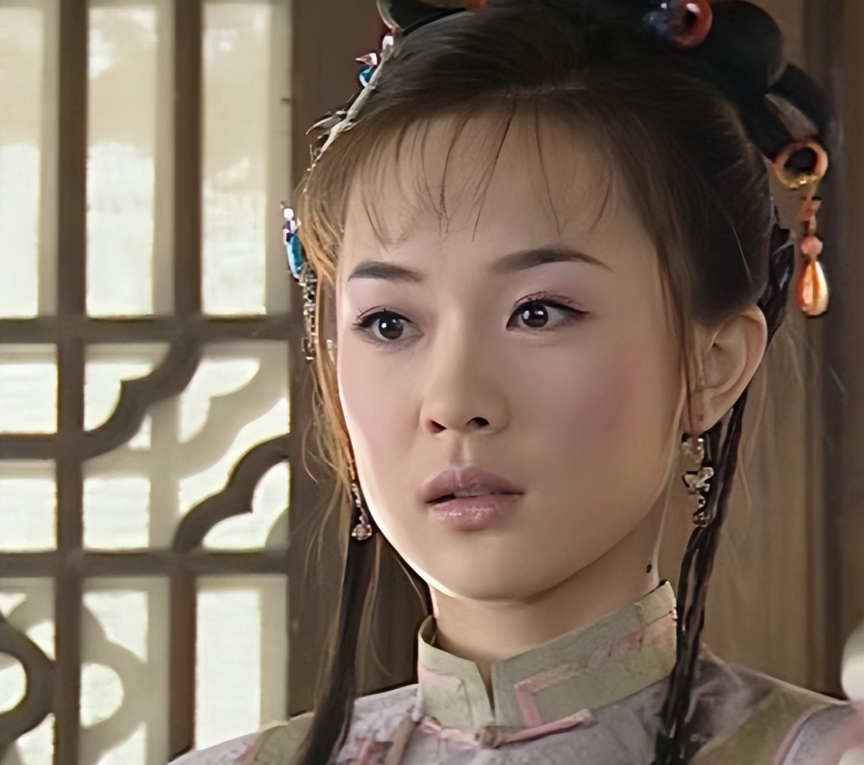 北京这一夜,被罕见露面的霍思燕惊艳了,整个人面相都变了,吃成了胖美人