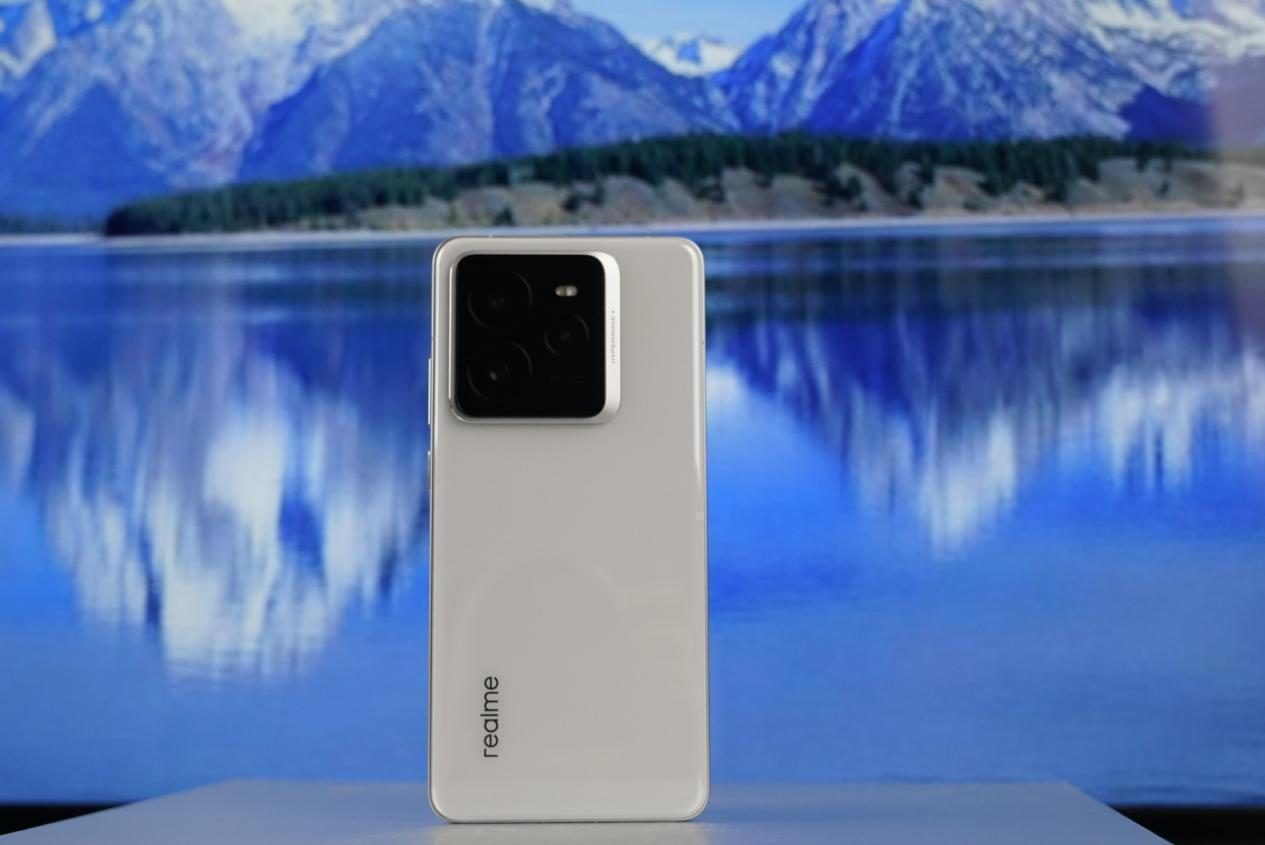 真我GT7 Pro深度评测：带潜望长焦的性能游戏旗舰