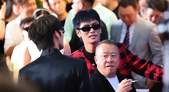 太丢人！TVB“全体”明星讨好网红“小杨哥”，背后真相可不简单