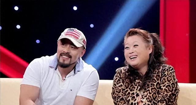 57岁女演员包养20岁小鲜肉,公开秀恩爱,以妈咪儿子互称！