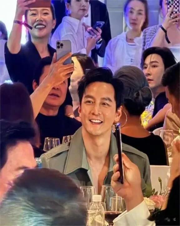 吴彦祖刘昊然百花奖同框,50岁吴彦祖更胜一筹,这才是骨相帅吧