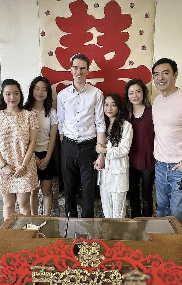 梁家辉为钟镇涛庆祝71岁生日，两人合唱很尽兴，相识50年情如