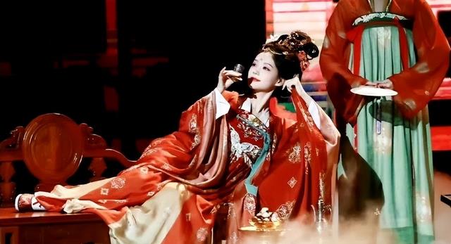 李一桐的唐朝美人装！从此君王不早朝有了既视感，下腰动作太美啦