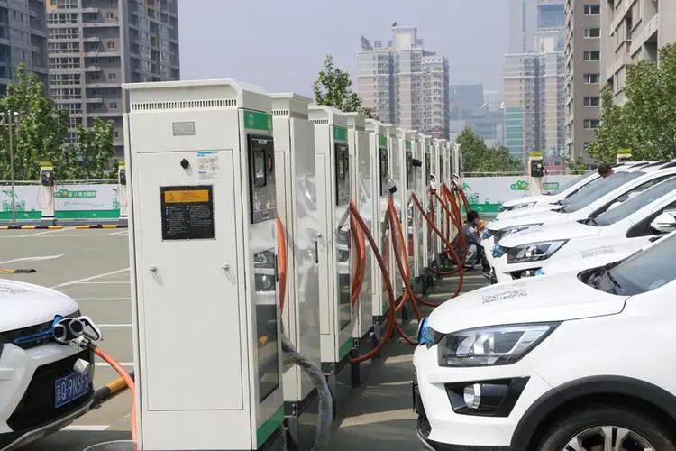 工信部：鼓励发展燃油车，国家竟不再淘汰燃油车了？车主：刚买的新能源咋办？