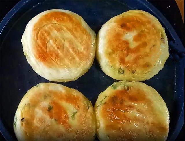 发面葱花饼，筷子搅一搅，不揉面，拧一拧，外酥里软，做法超简单