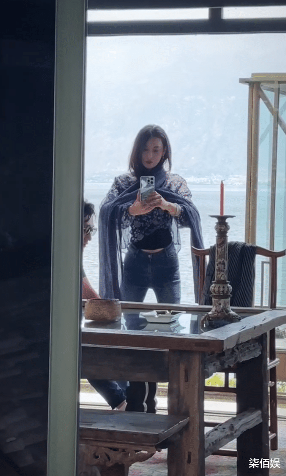 张馨予夫妇云南游玩甜蜜互拍,当老公面秀小蛮腰,何捷表情淡定