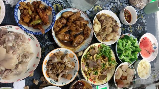 儿子带对象回家,妈妈做午餐火了,网友:有这婆婆,还缺儿媳妇不