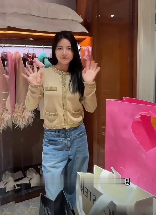 杜淳和老婆成都SKP扫货,王灿开心展示新衣,一次买12件很阔气