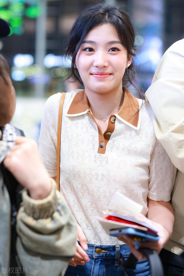 卢昱晓这身打扮有点像学生