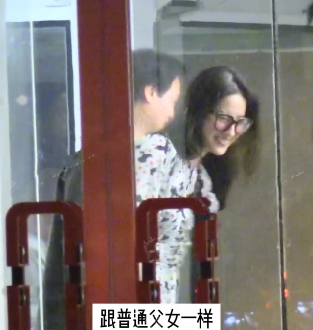 刘亦菲现身珠宝店,身穿露肩装太有魅力!疑没下单遭导购嫌弃瞪眼